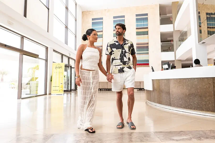 Um casal a passear na receção do resort Meliã Dunas