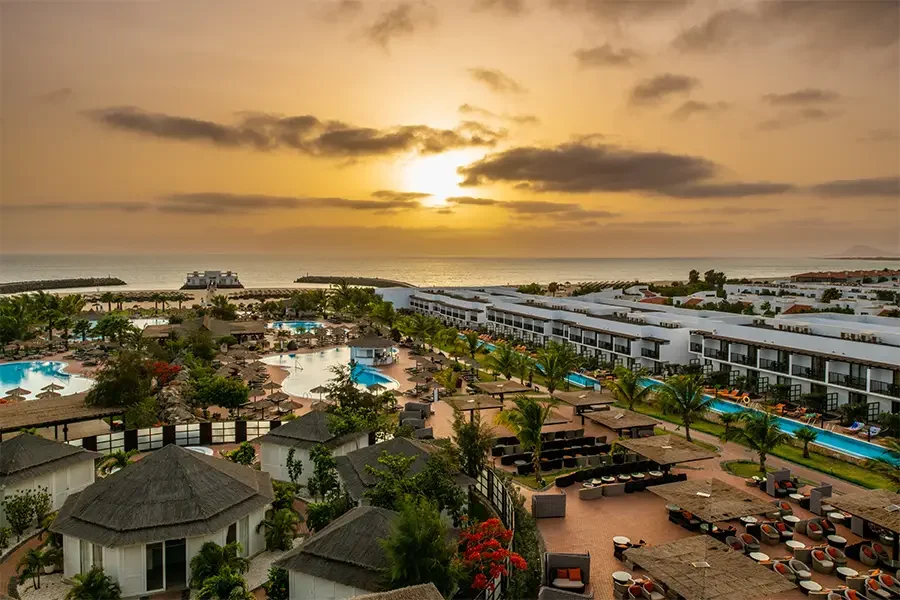 Vista de The Lagoon Resort al atardecer