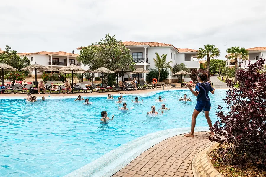 Aula de hidroginástica numa piscina