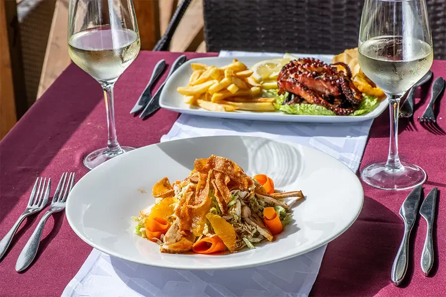 Grande plano de comida e bebidas servidas numa mesa