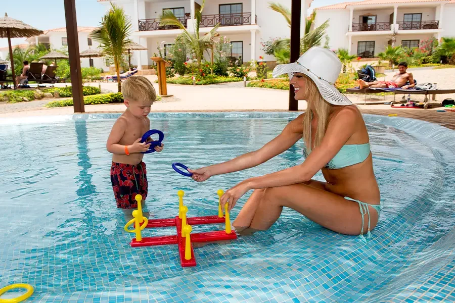 Una madre y su hijo juegan en una piscina