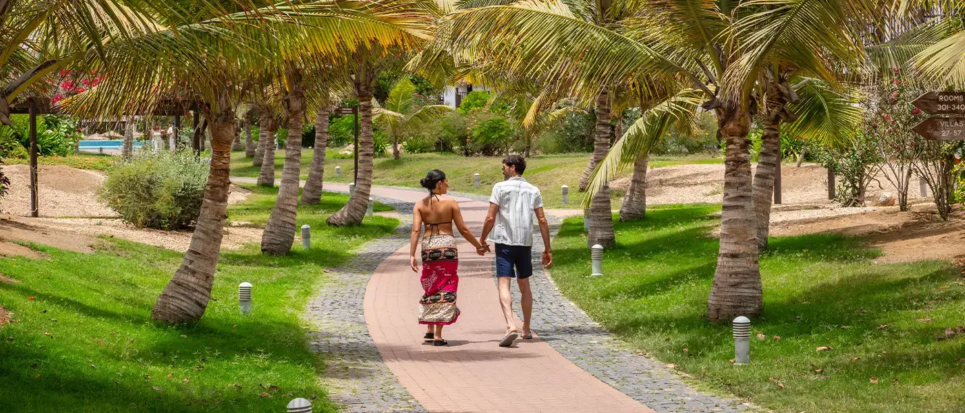 Um casal a passear na praia Meliã Dunas Resort