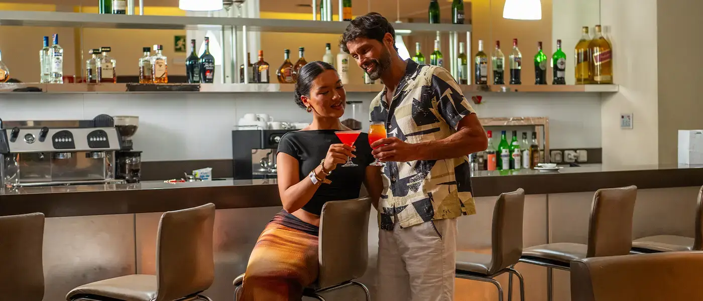 Pareja bebiendo cócteles en el restaurante Meliã Dunas Beach Resort