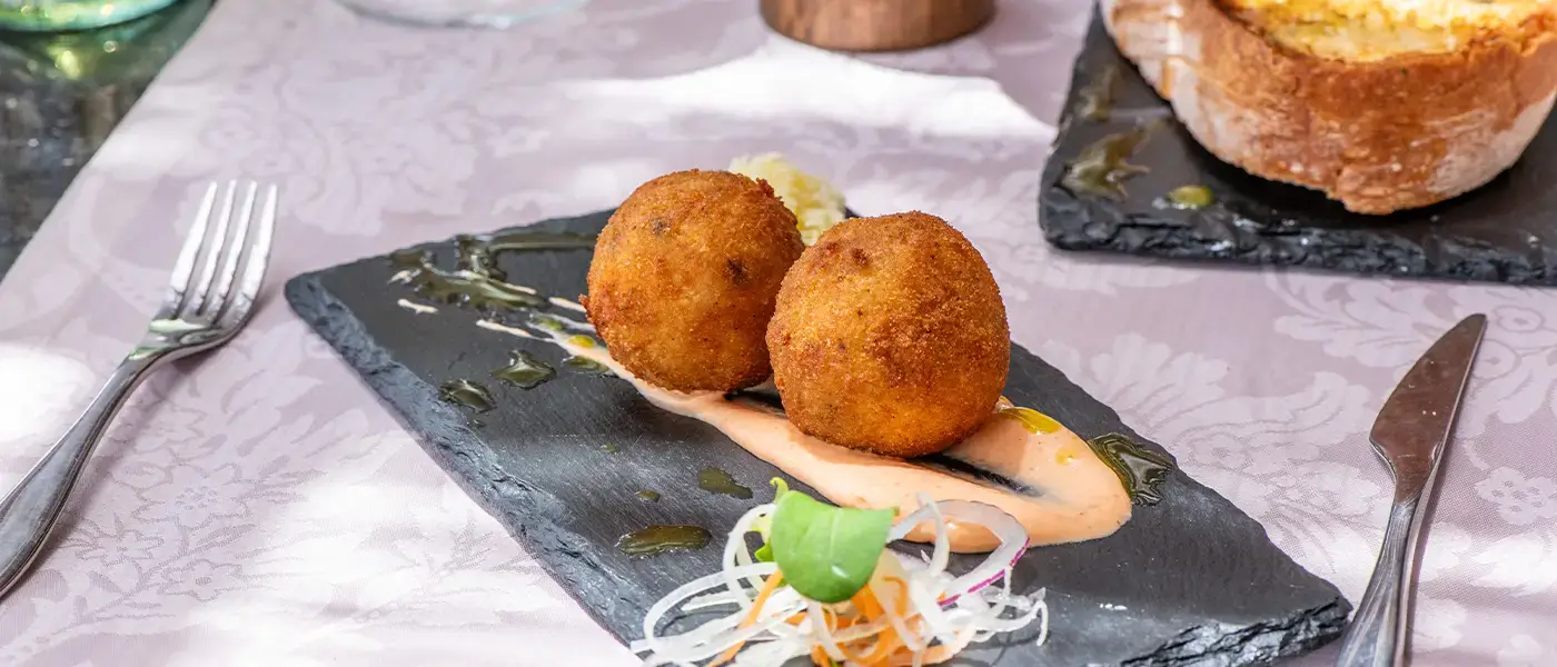 Arancini servido numa ardósia