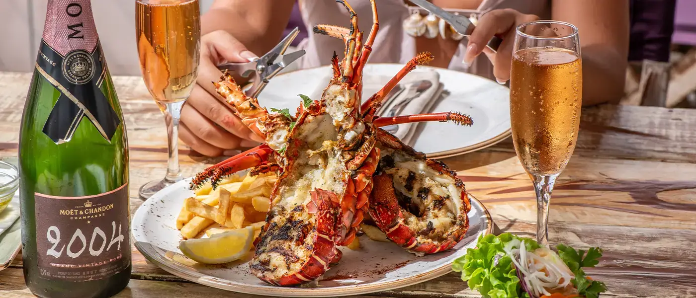 Homard servi avec du champagne Moët & Chandon