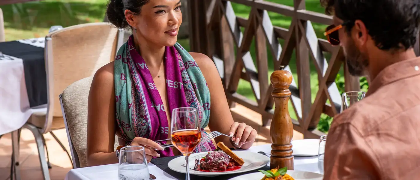 Um casal a jantar num restaurante