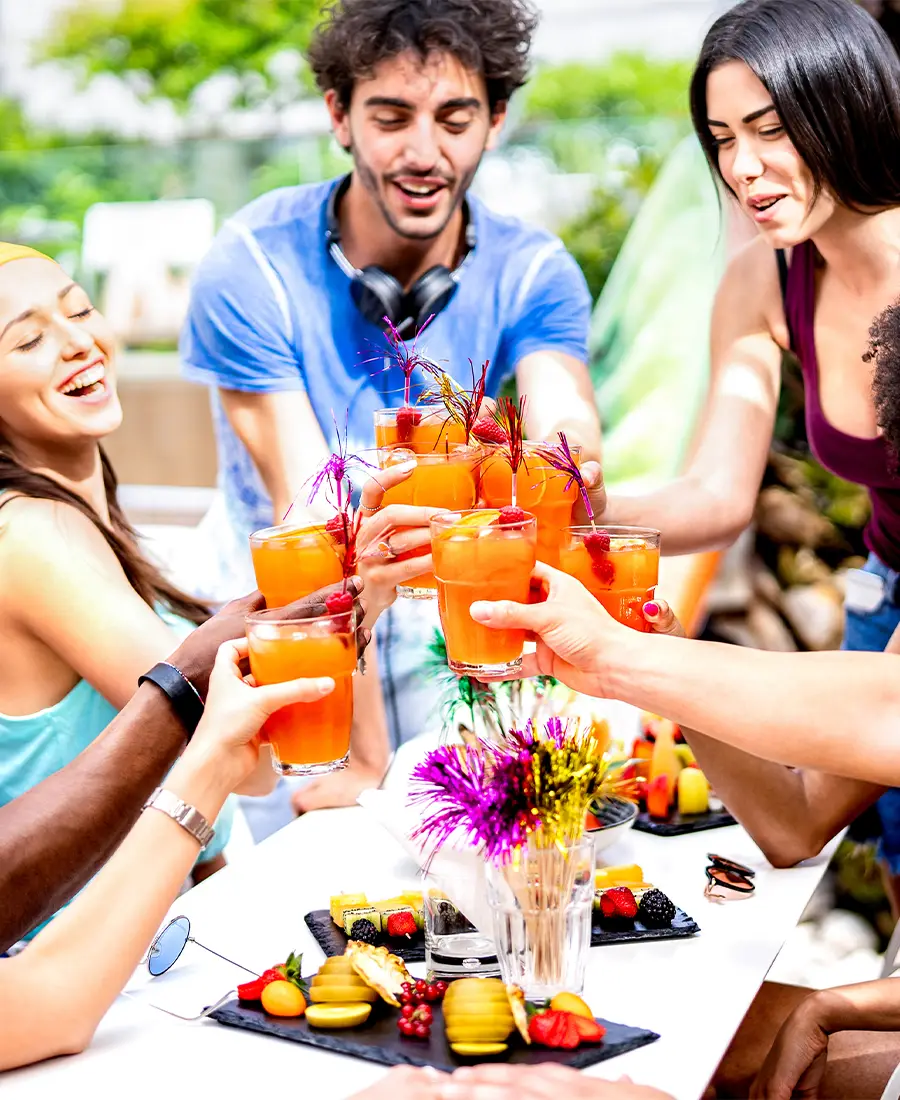 Um grupo de pessoas que partilham bebidas e comida