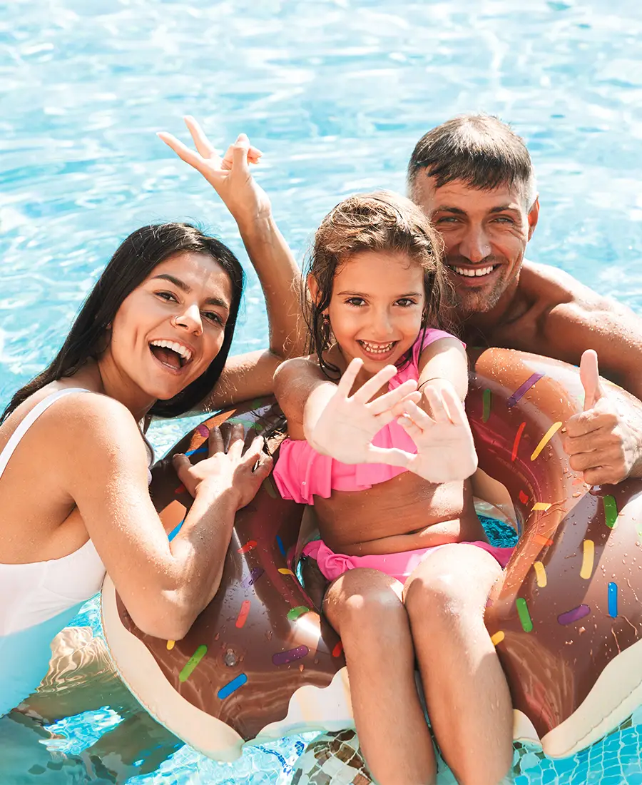 Imagem de uma família a divertir-se numa piscina