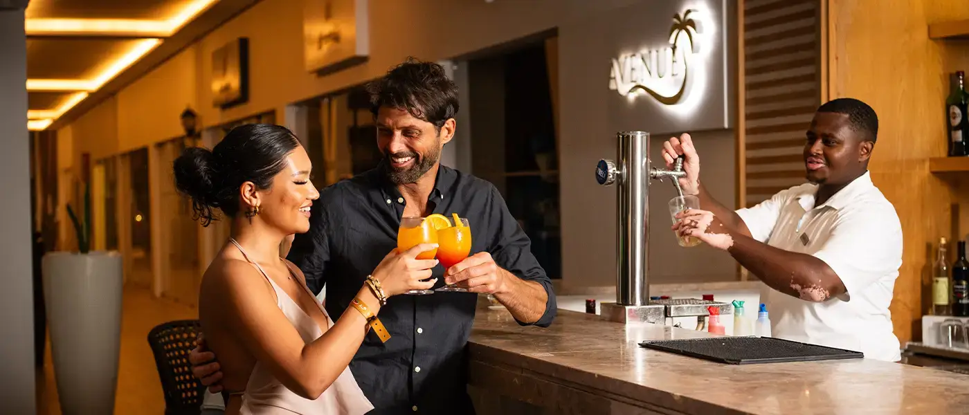 Um casal a desfrutar de bebidas no Meliã Llana Beach Resort