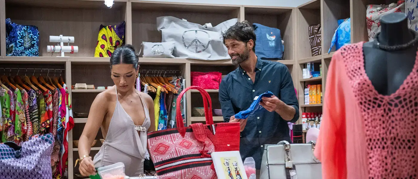 Una pareja curiosea en una tienda