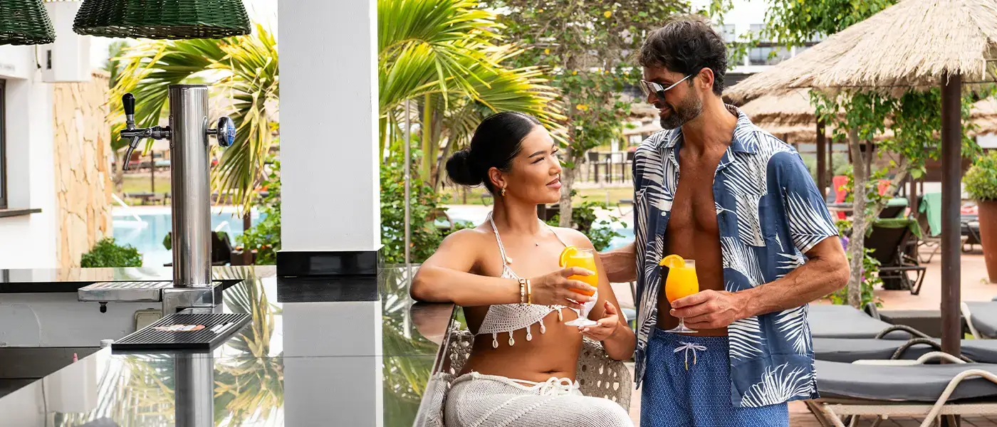 Um casal a desfrutar de bebidas no Meliã Llana Beach Resort