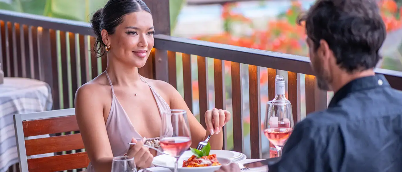 Una coppia a cena al Meliã Llana Beach Resort