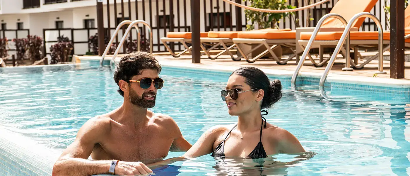 Um casal numa piscina