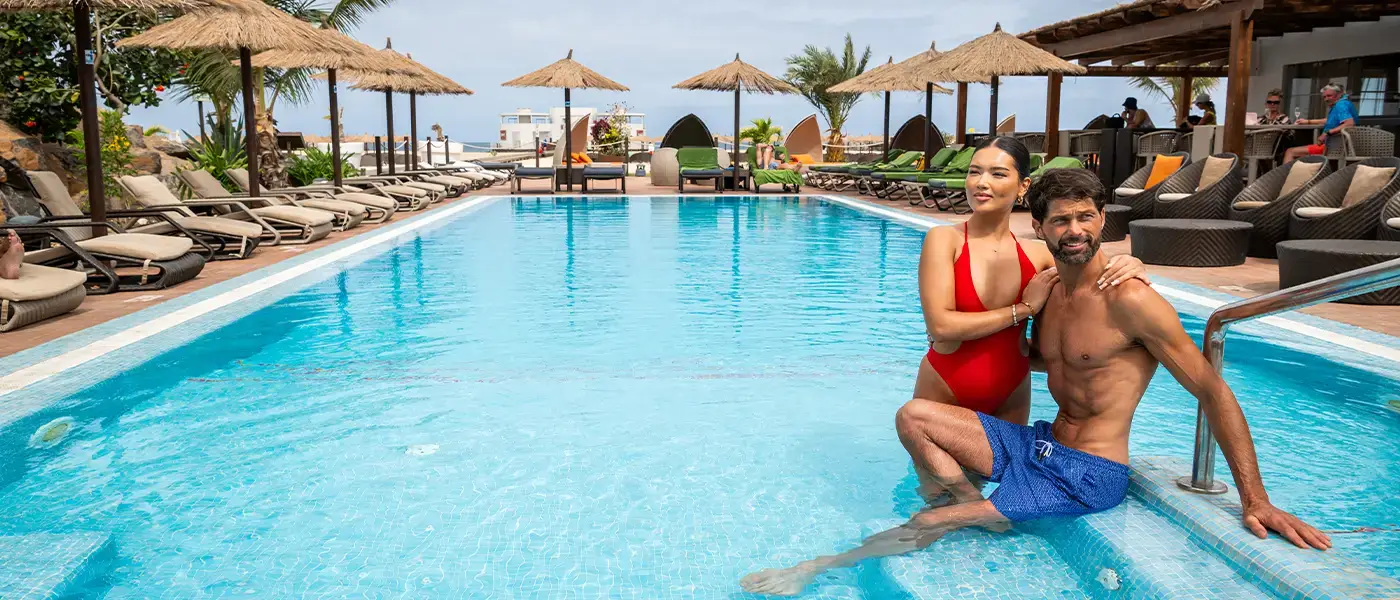 Un couple dans une piscine