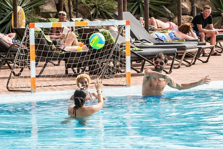 Assis au bord de la piscine