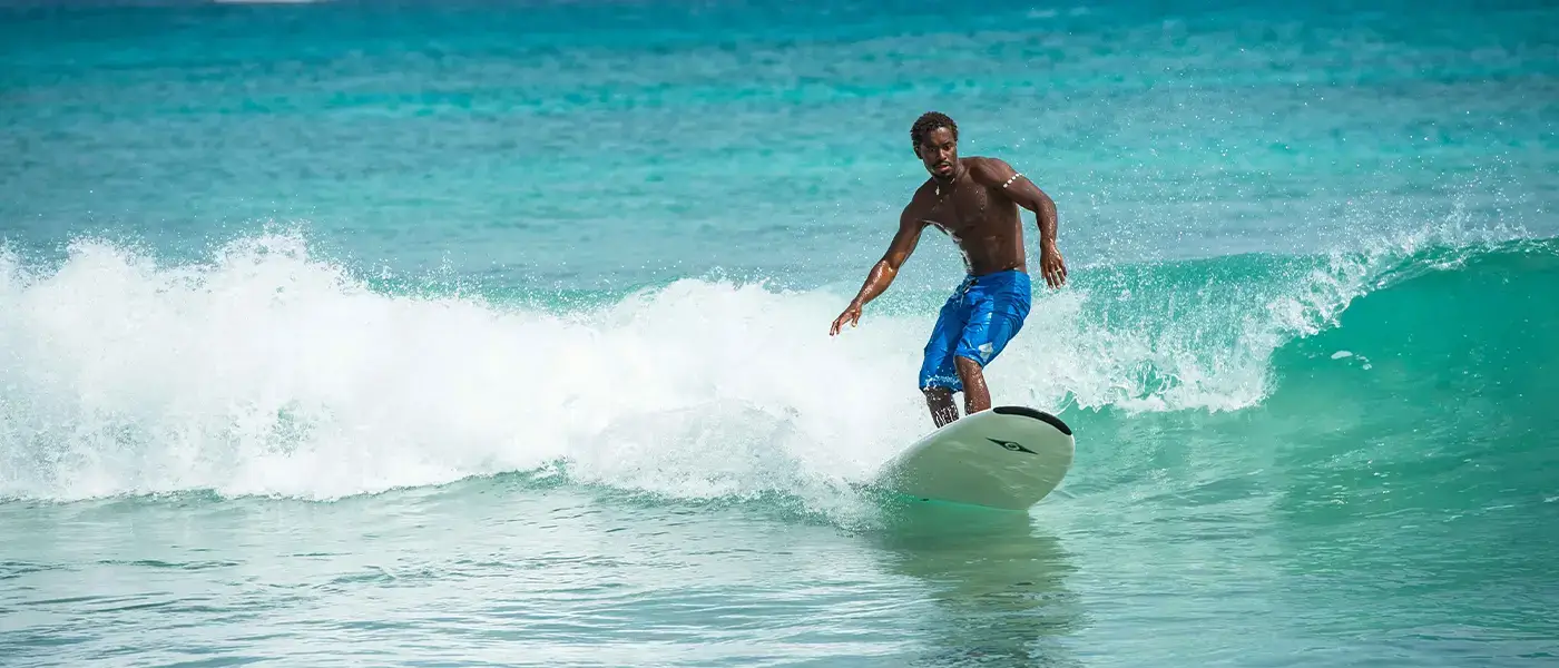 Una persona che fa surf a Capo Verde