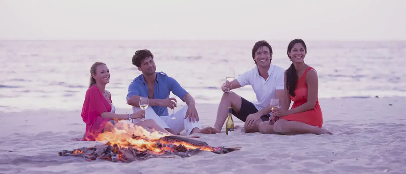 Mensen met een vreugdevuur op het strand