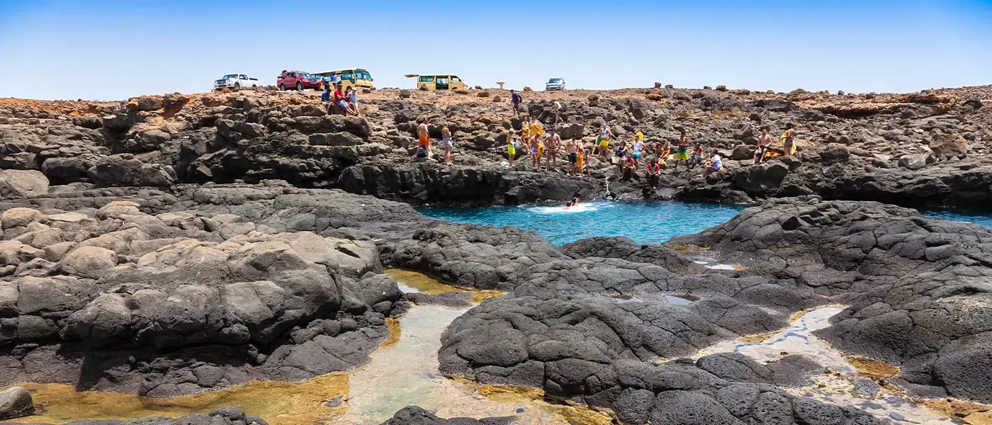 Mensen duiken in de zee bij Sal Island, Kaapverdië