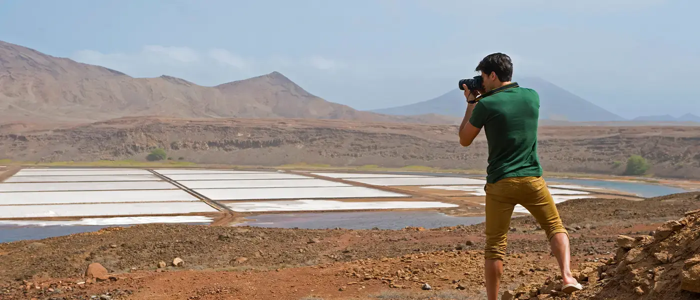 Une personne photographiant l'île de Sal au Cap-Vert