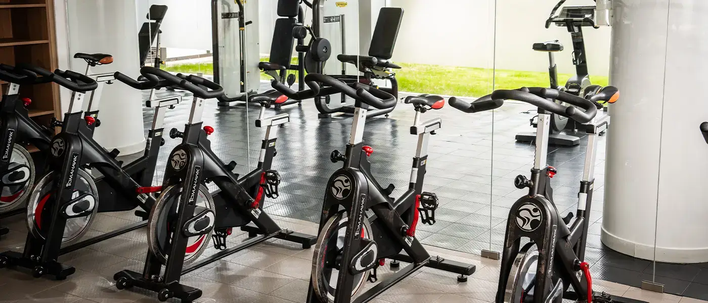 Bicicletas de spinning en un gimnasio