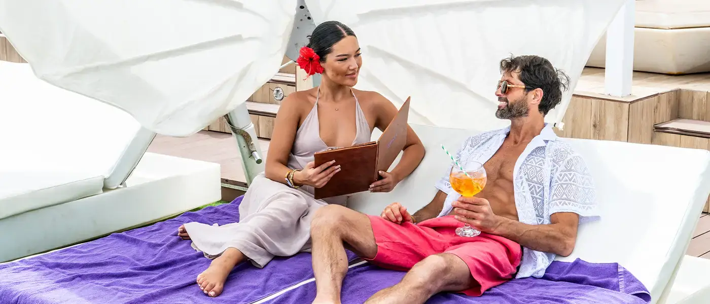 Un couple lisant et se relaxant sur des chaises longues